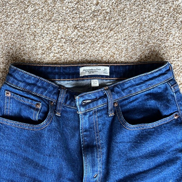 Abercrombie & Fitch High Rise 90s Relaxed Jeans in Dark Wash - Picture 5 of 5